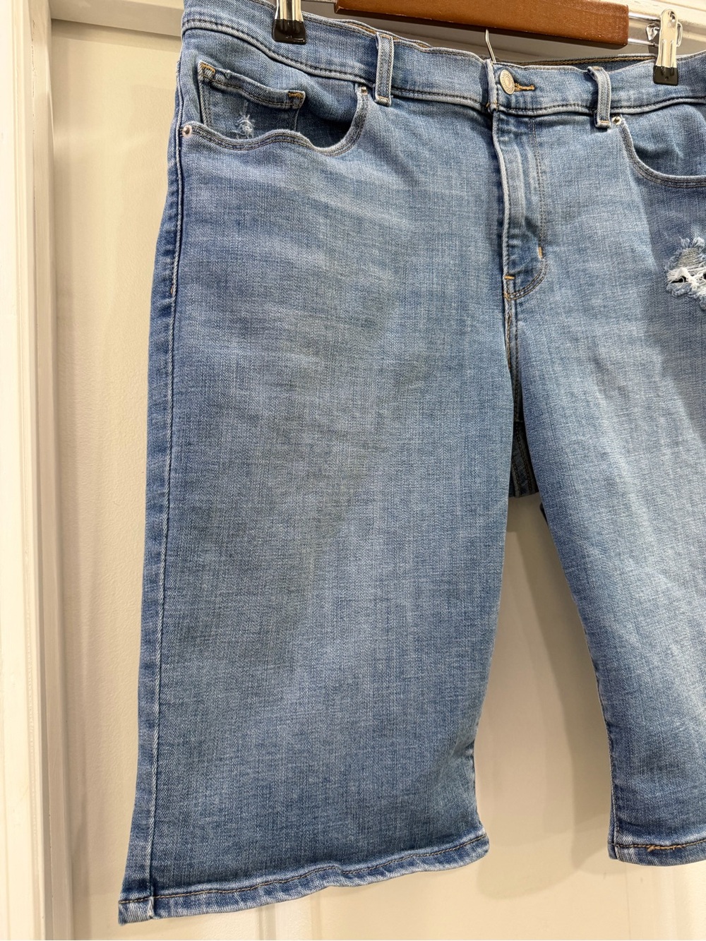 LEVIโS Womenโs Distressed Bermuda Stretch Shorts Size 32 - Picture 3 of 14